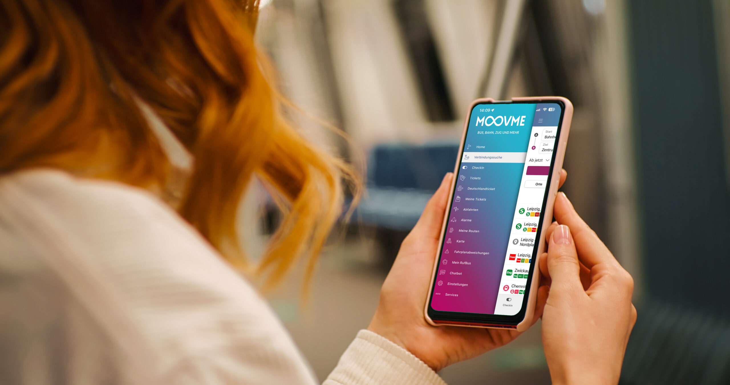 Frau hält ein Smartphone mit der geöffneten MOOVME-App in der Hand